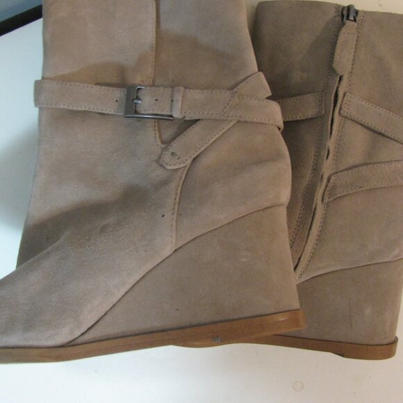 ** Santo Beige Tan Suede Boot 10M 10 NWOT Pointed Toe Zip Up Buckle Wedge Heel - Picture 12 of 13